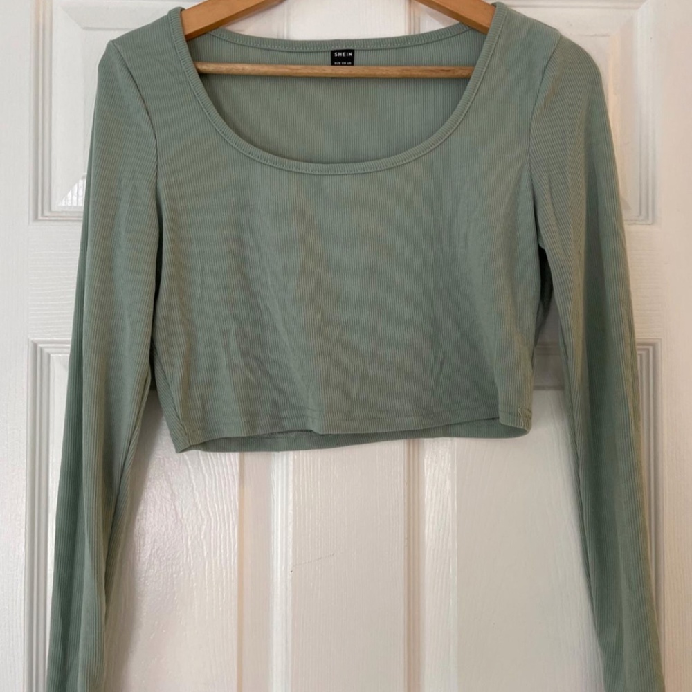 light green/pastel blouse,  crop top with long sleeves